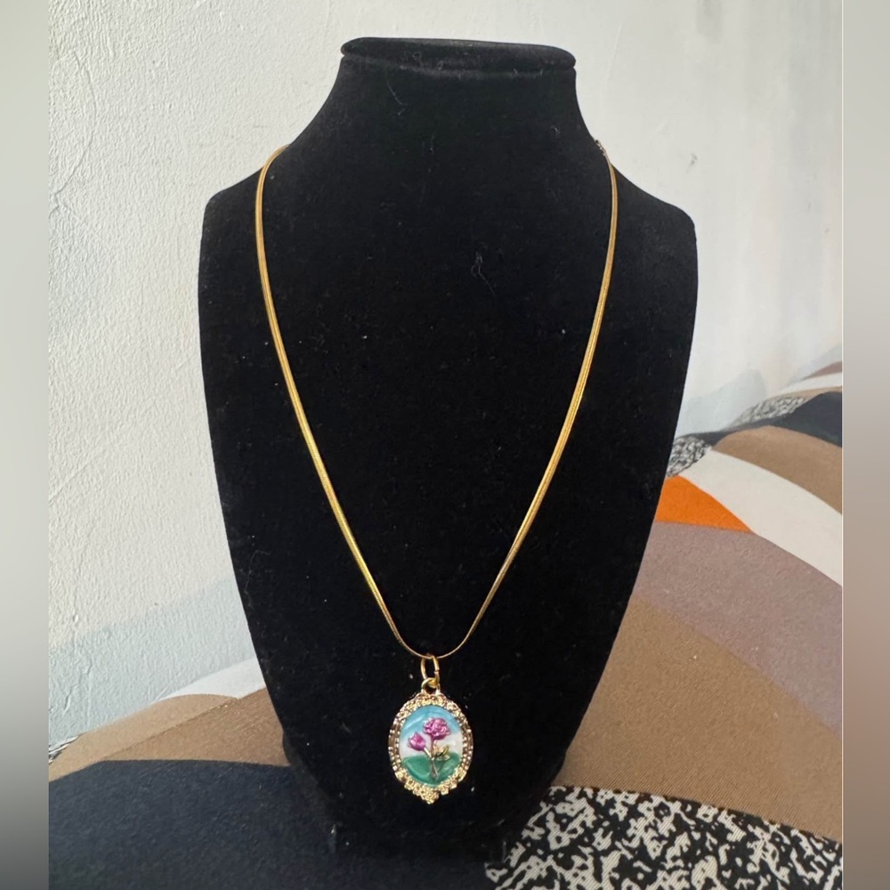 Elegant Gold Necklace with Floral Pendant